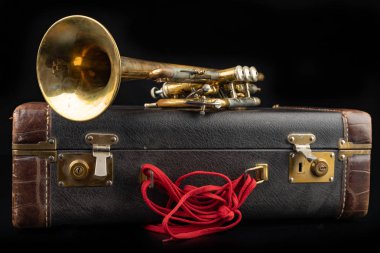 Eski bir durumda patina trompet kaplı. Tarihi Rüzgar Müzik içinde