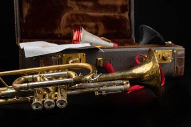 Eski bir durumda patina trompet kaplı. Tarihi Rüzgar Müzik içinde