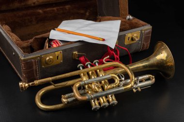 Eski bir durumda patina trompet kaplı. Tarihi Rüzgar Müzik içinde