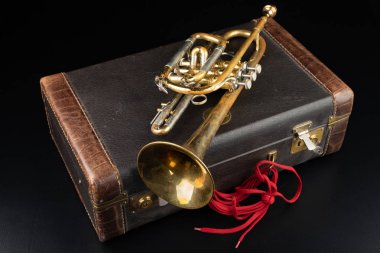 Eski bir durumda patina trompet kaplı. Tarihi Rüzgar Müzik içinde