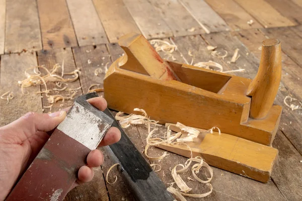 Strug en un antiguo taller de carpintería. Afilado y conservación — Foto de Stock