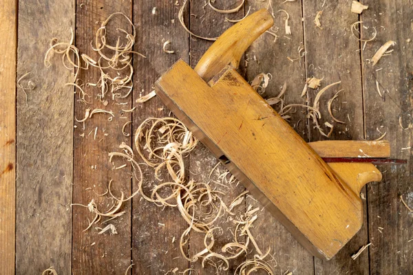 Old planer on a wooden carpentry table. DIY accessories in an ol — Stock Photo, Image