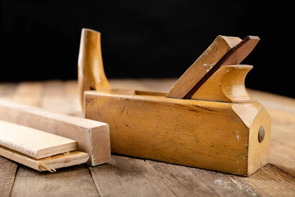 Oude planer op een houten timmerwerk tafel. DIY accessoires in een ol — Stockfoto