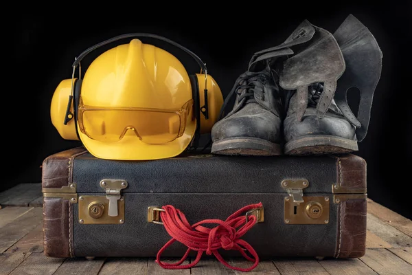 Chaussures de casque et gants sur une valise de voyage. Vêtements de travail pr — Photo