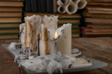 Eski kitapların fon üzerine Yakılan mum. Eski bir WRI ve Danışma