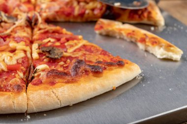 Süpermarket pizza yeniden ısıtmak fırın ahşap bir ta