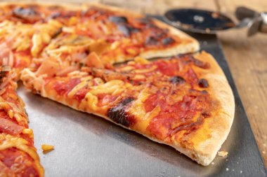 Süpermarket pizza yeniden ısıtmak fırın ahşap bir ta