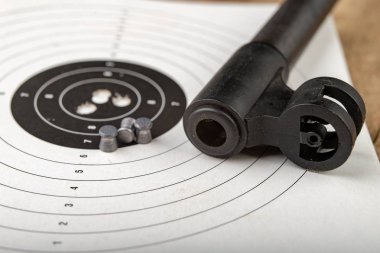 Çekim aralığında ahşap bir masada bir pnömatik silah. ShootBen