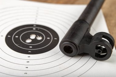 Çekim aralığında ahşap bir masada bir pnömatik silah. ShootBen