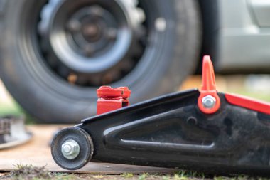 Bir binek otomobilinde tekerleğin değiştirilmesi. Kazanmak tekerlekler değiştirme