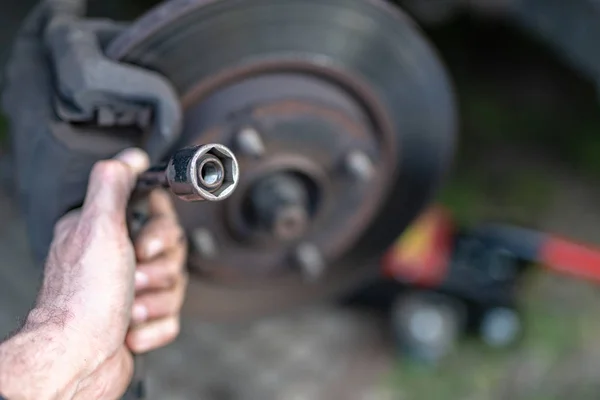 Sostituzione della ruota in un'autovettura. Cambiare le ruote dalla vittoria — Foto Stock