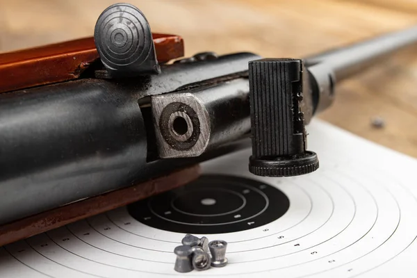 Un'arma pneumatica su un tavolo di legno su un poligono di tiro. Shooti — Foto Stock