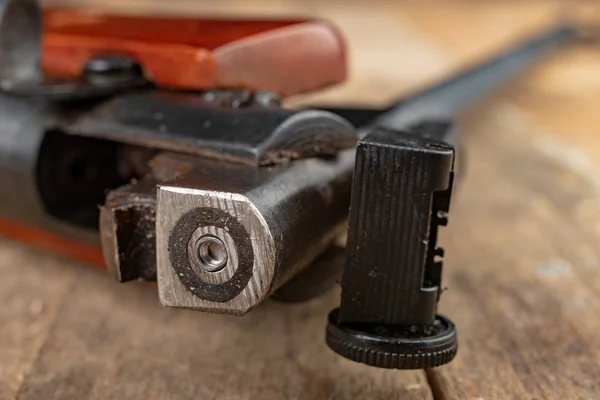 Een pneumatisch wapen op een houten tafel op een schiet reeks. Shooti — Stockfoto