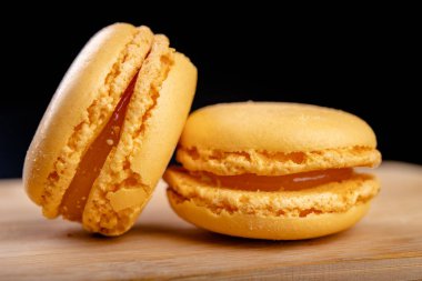 Mutfak masasında lezzetli kurabiye. Tatlı tatlı hazır