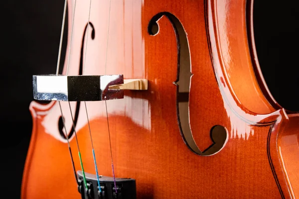 Mooie nieuwe glanzende viool op een donkere tafel. Muziek string InStr — Stockfoto