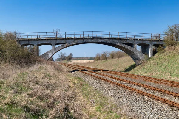 Den gammala viadukten över järnvägen spårar. Betong bro över ra — Stockfoto