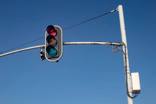 Luzes de trânsito na Europa Central. Luzes de sinalização acima da estrada . — Fotografia de Stock