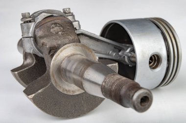 Küçük bir yanmalı motorun piston ve bağlantı çubuğu. En çok