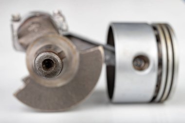 Küçük bir yanmalı motorun piston ve bağlantı çubuğu. En çok