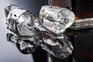 Siyah bir masada tüp şeklinde buz. Mutfakta erimiş buz küpü