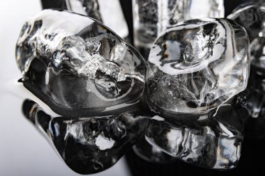 Siyah bir masada tüp şeklinde buz. Mutfakta erimiş buz küpü