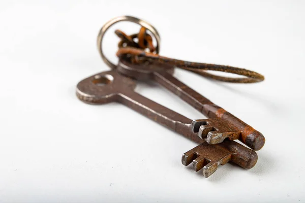 A velha chave enferrujada da porta da casa. Acessórios para fixação domest — Fotografia de Stock