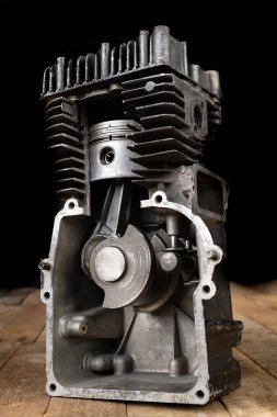 Bölümünde dört zamanlı benzinli motor. Bir şarkı iç