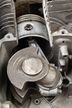 Bölümünde dört zamanlı benzinli motor. Bir şarkı iç