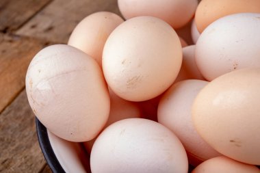 Metal emaye kase taze tavuk yumurtası. yumurta bir tavuk h getirilen