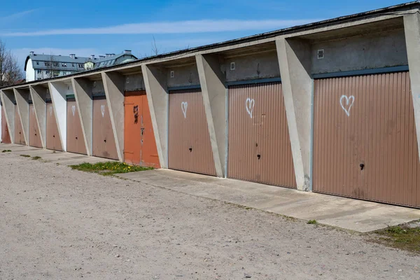 Puertas a varios garajes con un corazón pintado. Un dolor de corazón —  Fotos de Stock