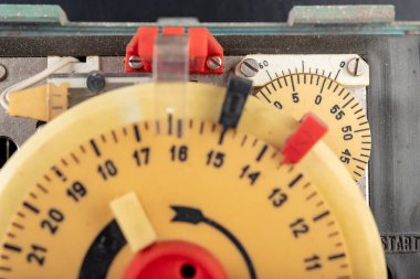 Endüstriyel zaman ölçümü için elektrikli cihaz. Eski bir konte