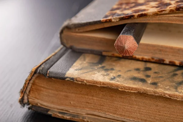 Kleurrijke potloden op een oud boek. Boeken in oude covers en colorin — Stockfoto