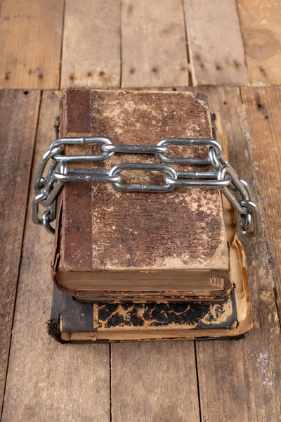 Oude boeken gerelateerd aan een nieuwe glanzende ketting. Verboden oude werken Arti — Stockfoto