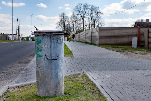 Antiguo cubo de basura de pie en la acera por la carretera en la ciudad . — Foto de Stock