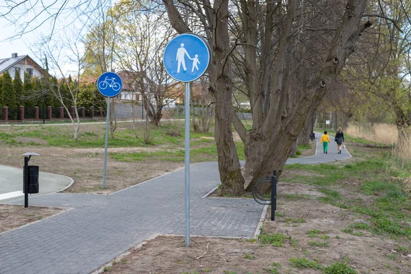 En ny cykelväg i en liten stad i Central Europa. En plats fo — Stockfoto