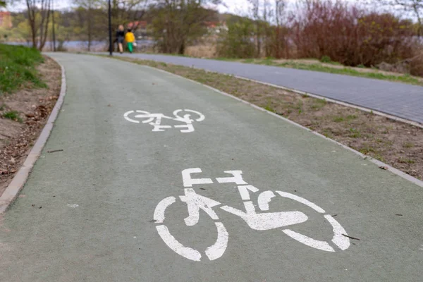 Een nieuw fietspad in een kleine stad in Midden-Europa. Een plaats fo — Stockfoto