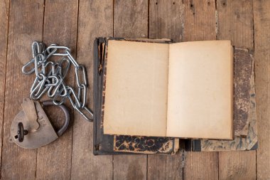 Eski kitaplar eski bir asma kilit ile yeni bir parlak zincir ile bağlı. Koru -sun