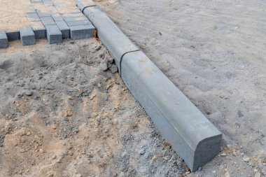Beton bloklardan yeni bir yol yapımı. Yeni yatırımlar
