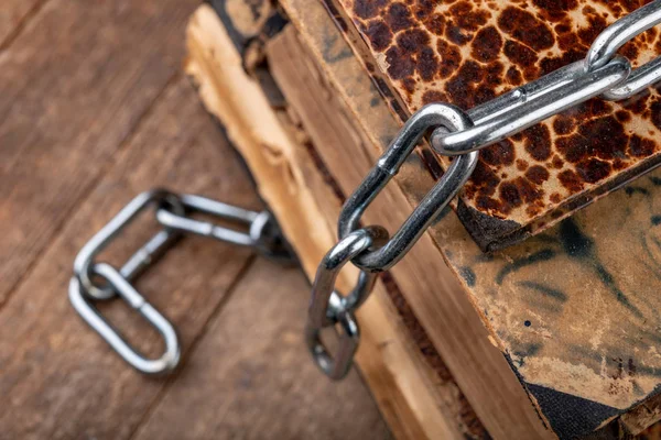 Oude boeken gerelateerd aan een nieuwe glanzende ketting. Verboden oude werken Arti — Stockfoto