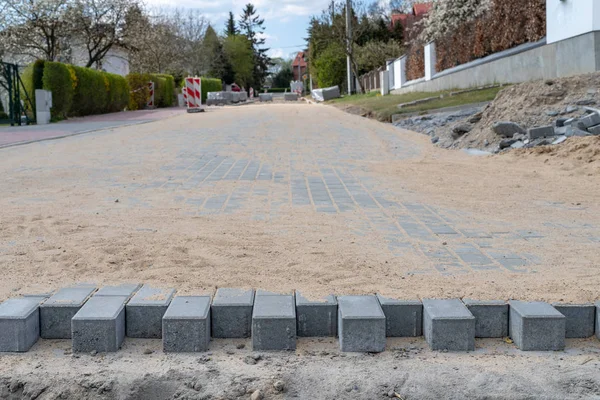 Строительство новой дороги из бетонных блоков. Новые инвестиции — стоковое фото