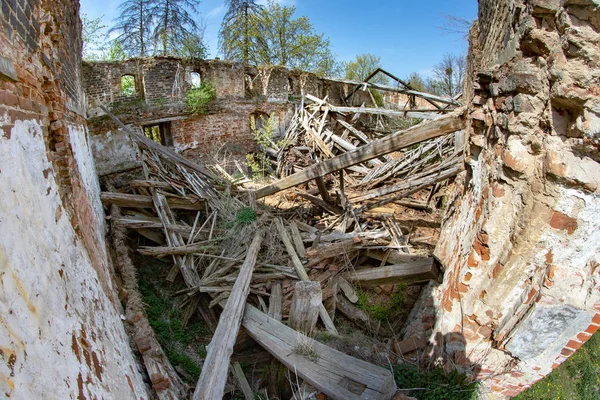 Покрживно, Куявско-Поморские / Польша - 24 апреля 2019 года: Руины — стоковое фото