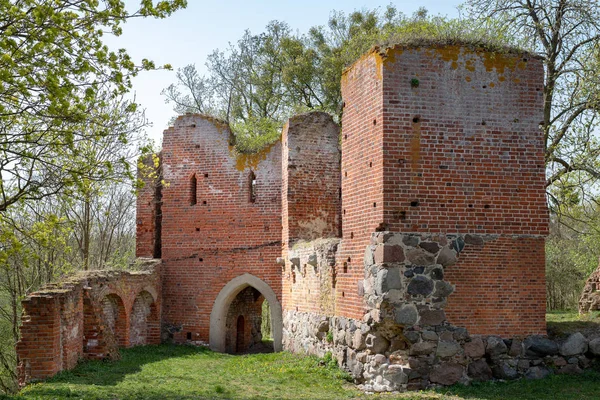 Pokrzywno, kujawsko-pomorskie / Poland - April, 24, 2019: Ruins — Stock Photo, Image