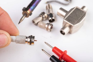 Ev atölyelerinde küçük elektrik işleri. Ev Tv için Bağlayıcılar 