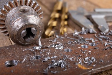 Metal bir matkapla sondaj. Evde küçük çilingir iş wo