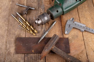 Metal bir matkapla sondaj. Evde küçük çilingir iş wo