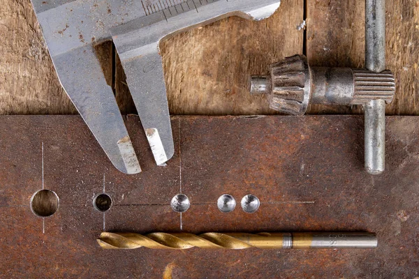 Perforación con taladro metálico. Pequeño cerrajero trabajo en el hogar wo —  Fotos de Stock