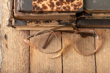 Gözlüklerden kırık çerçeve. Eski kitap ve gözlük.