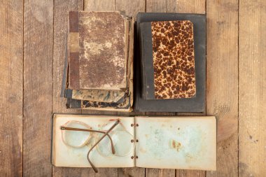 Gözlüklerden kırık çerçeve. Eski kitap ve gözlük.