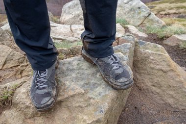 Dağ yolunda ayakkabılar. Dağlarda seyahat eden insanlar için ayakkabı. Bahar Mevsimi.