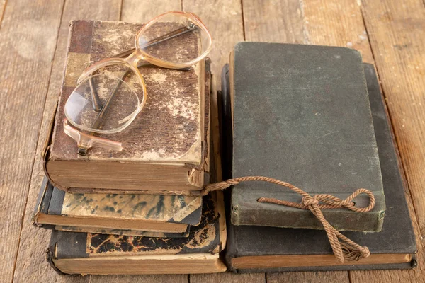 Gözlüklerden kırık çerçeve. Eski kitap ve gözlük. — Stok fotoğraf